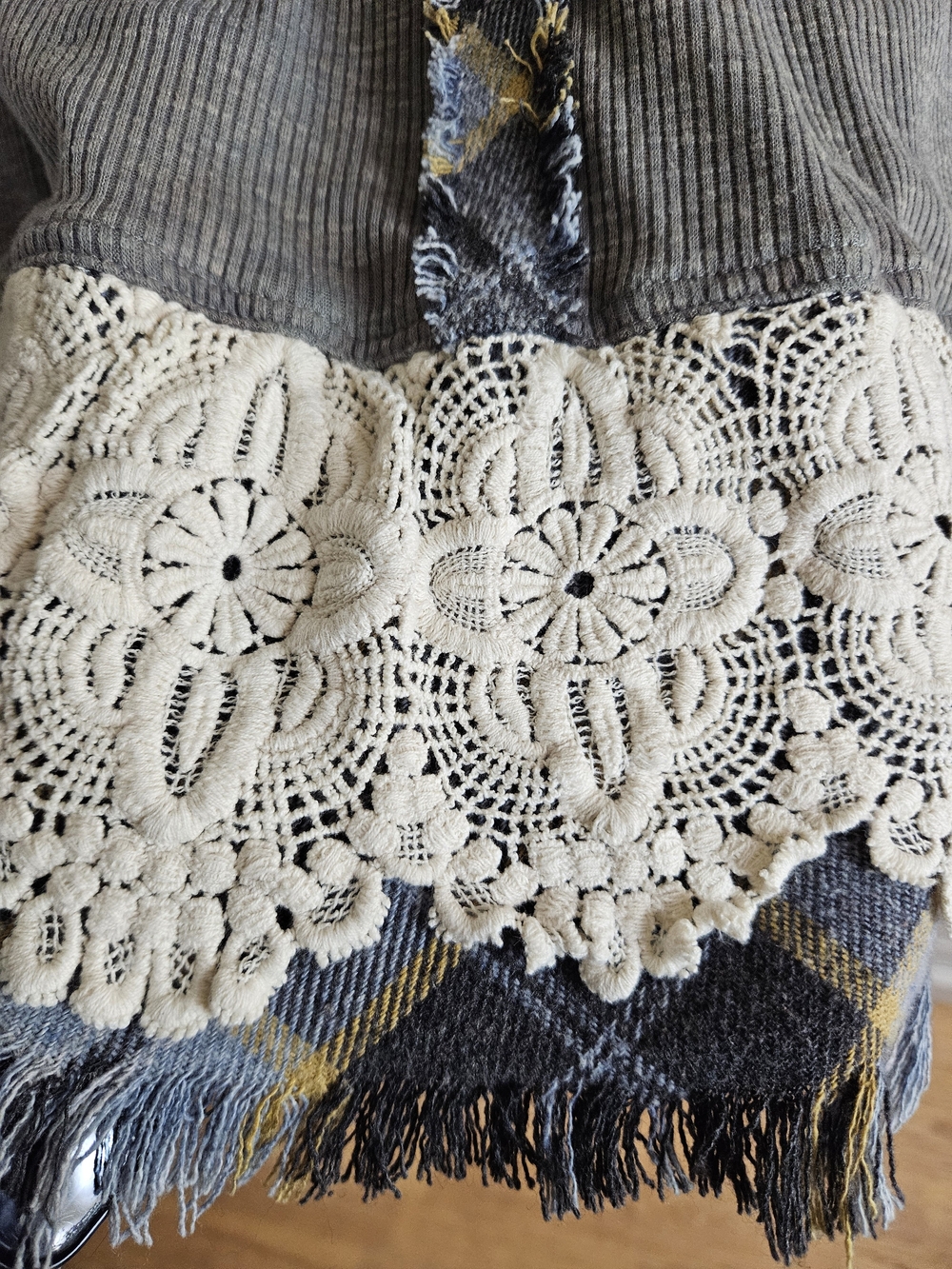 Oli & Hali Gray and Yellow Short Sleeve Mixed-Media Tee with Crochet Hem XL - Picture 2 of 6